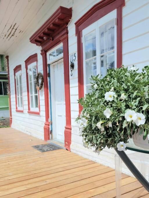 Om Chalet 1 Avec Spa Face Au Fleuve Saint-Jean Extérieur photo