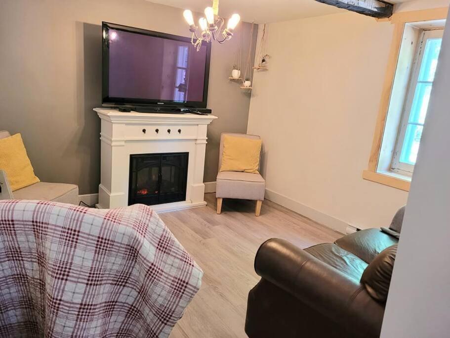 Om Chalet 1 Avec Spa Face Au Fleuve Saint-Jean Extérieur photo
