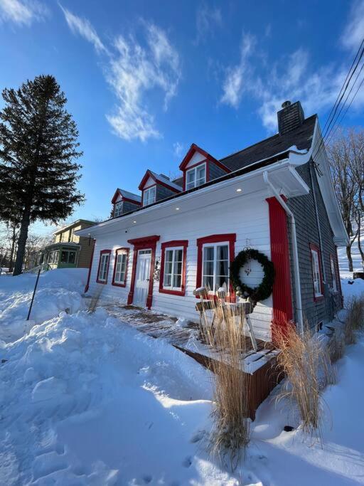 Om Chalet 1 Avec Spa Face Au Fleuve Saint-Jean Extérieur photo