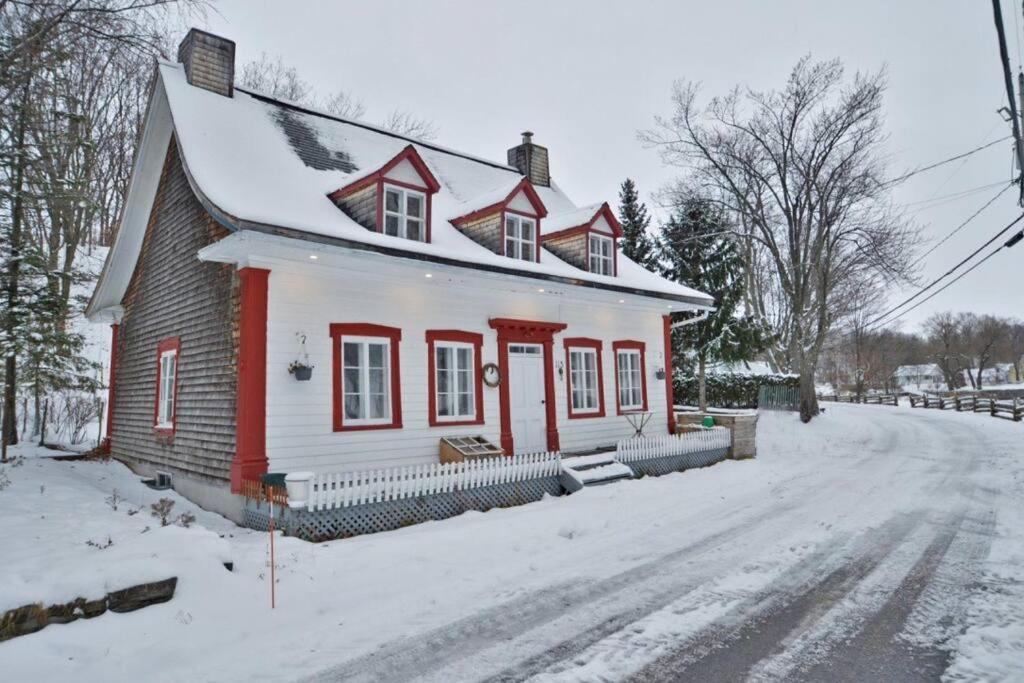 Om Chalet 1 Avec Spa Face Au Fleuve Saint-Jean Extérieur photo