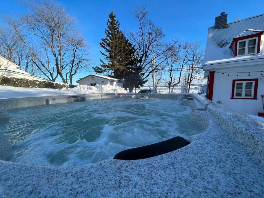 Om Chalet 1 Avec Spa Face Au Fleuve Saint-Jean Extérieur photo